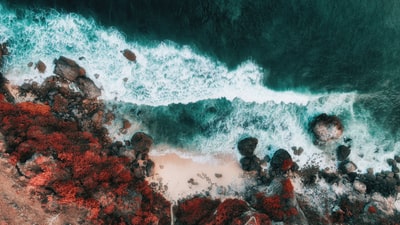空中岩层和海浪的照片
